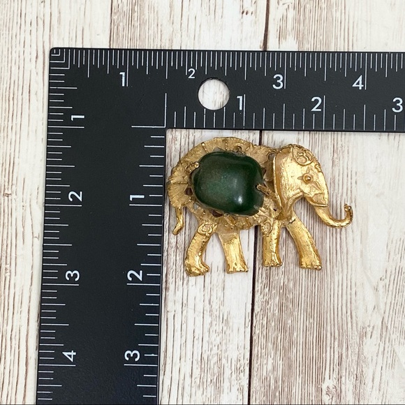 Vintage Unsigned Gold tone Elephant with Green Stone Brooch - Picture 6 of 10